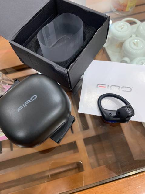 Giao hàng rất nhanh, đặc biệt đóng gói kỹ luôn. Màu sắc mạnh mẽ và sau một tuần trải nghiệm mình thấy tai nghe rất nhẹ, dễ mang theo . Âm thanh thì khỏi chê roài. rất hay luôn. Pin sử dụng được lâu, kết nối ổn định & khả năng chống nước tốt.