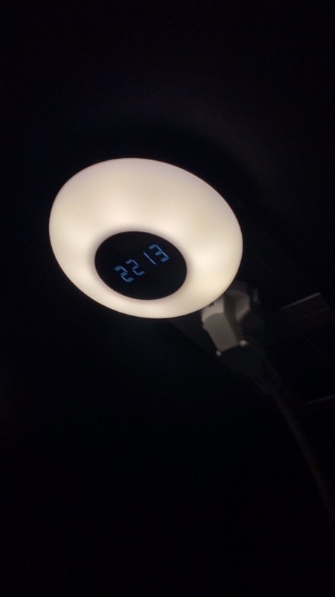 Romote nhạy, giao hàng nhanh. Muốn chỉnh giờ thì giữ nút H (giờ) và nút M (phút) ở thân đèn nha mọi người