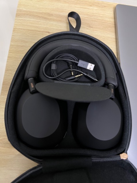 Âm thanh đa dạng với nhiều equalizer , phù hợp nhạc trẻ , EDM
Nghe nhạc trữ tình có vẻ chất âm không áp phê cho lắm 
Bạn nào thích bass nhiều thì có thể chọn em XM5 này