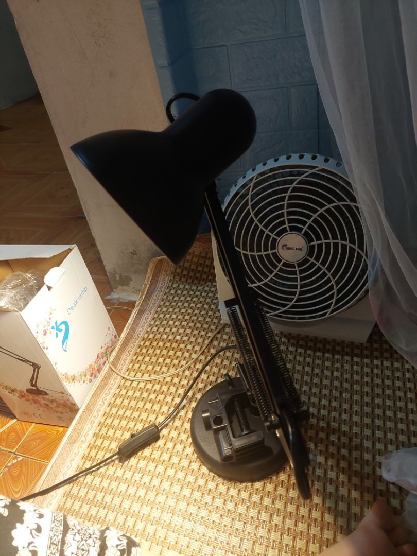 giao nhanh, bên đóng gói qua chuyển đơn nhầm của mình lên tận long biên nhưng shop đã gọi lại và báo cho mình, sản phẩm đẹp mỗi tội tay mình yếu hay sao ý nên gắn đèn vào đế không đc khớp hết nhưng k sao, còn về chất lượng thì cần thời gian sử dụng mới biết được, bao gói đẹp shop nhiệt tình nên mua ha 😍❤