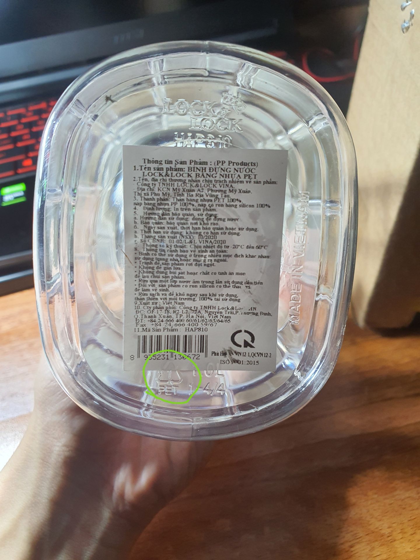 Trong phần giới thiệu có ghi sản phẩm từ nhựa PP nhưng khi mua về thì mình lại thấy là bằng nhựa PET. Shop giải thích giúp? Nếu biết là nhựa PET thì mình sẽ không mua vì loại nhựa này được khuyến cáo không nên tái sử dụng nhiều lần. Shop giải quyết vần đề này giúp mình?