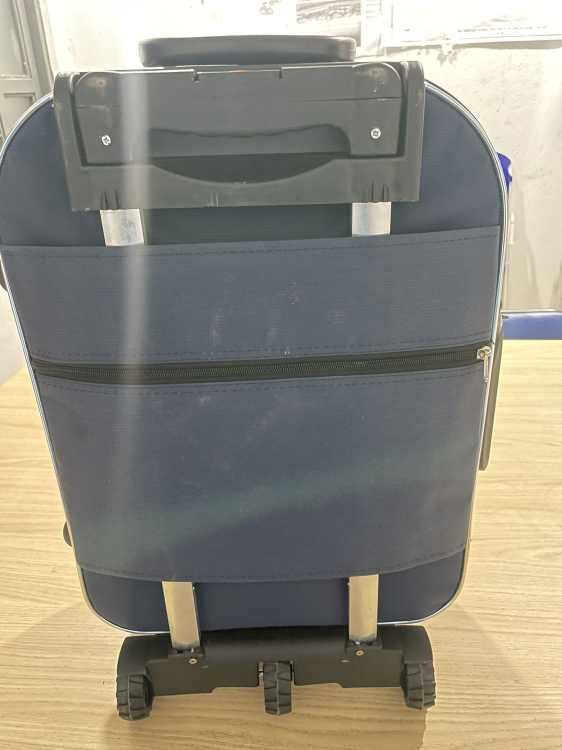 Sản phẩm như hình, bên trong có bụi cần phải xử lý trước khi xử dụng.