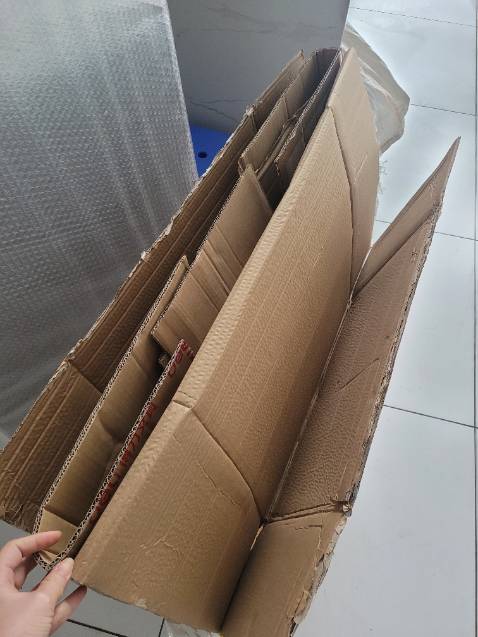 Giao hàng đúng hẹn, sản phẩm được bọc chắc chắn, nhiều lớp, bảng viết trơn, dễ xóa. Rẻ so với nhiều nơi mình xem trực tiếp. Có 1 vết xước nhỏ 1cm, viết hay bị dính mực k lau đc chỗ đó, nhưng k đáng kể. Cảm ơn tất cả đã giao đến tay mình sản phẩm ưng ý ạ!