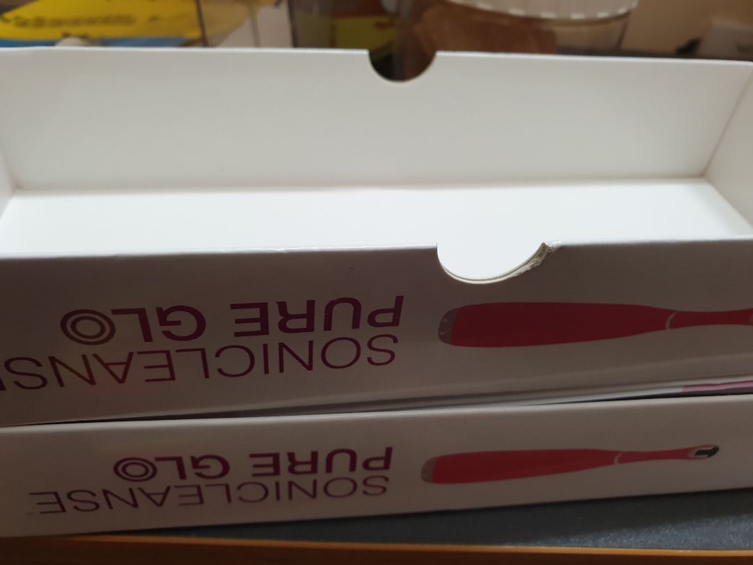 mua máy rửa mặt  làm quà tặng, đúng là tiki giao nhanh nhưng trời mưa,  ướt rách giấy gói, hộp carton thủng, khui hộp carton bên ngoài ra,  máy rửa mặt đựng trong hộp giấy, thậm chí ko có niêm phong hay màn co để chứng tỏ hàng còn mới, nhìn hộp giấy đựng máy cũ kỹ, vênh góc, bên trong hộp giấy là máy và phụ kiện, ko có hộp nhựa cũng ko có seal niêm phong. nhìn rẻ tiền. chưa xài thử máy nhưng quyết định ko muốn tặng bạn sản phẩm nhìn bề ngoài đã thấy ko có chất lượng, ko xứng tầm giá trên 1tr