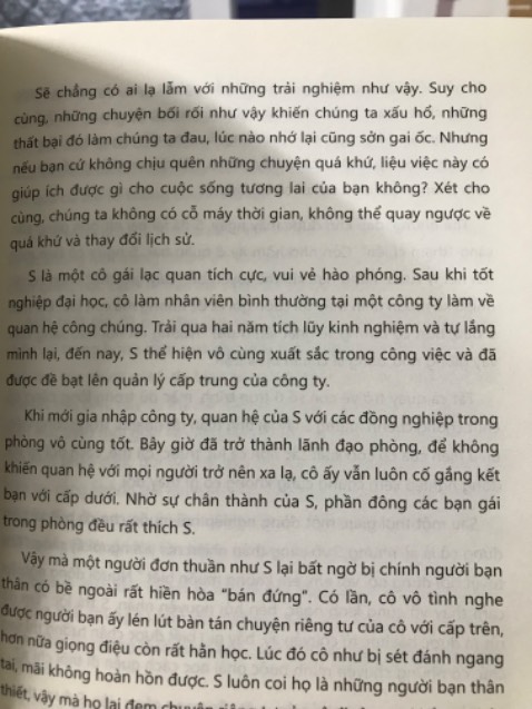 Mua đúng quyển sách viết theo cách mà mình ghét nhất - sách self-help tác giả Trung Quốc 
Trời ơi!!! Sao đọc 10 cuốn như 1 vậy 
Thật sự lối hành văn của các tg TQ về sách self-help nó một màu như vậy ư? 

Từng chương nhỏ tách lẻ - mở đầu bằng vài câu dạy đời - dẫn chứng bằng các nhân vật theo bảng chữ cái ABCXYZ/ anh họ/ bạn thân/…. - đúc kết lại tiếp bằng những câu từ giáo huấn vừa đánh vừa xoa, sặc mùi giả dối.
Đâu ra mà lắm người quen, người thân thành công trong cuộc sống thế ???? 

Nhưng vì quá tiếc tiền mình sẽ đọc hết quyển sách ( I’ll try ) :((((