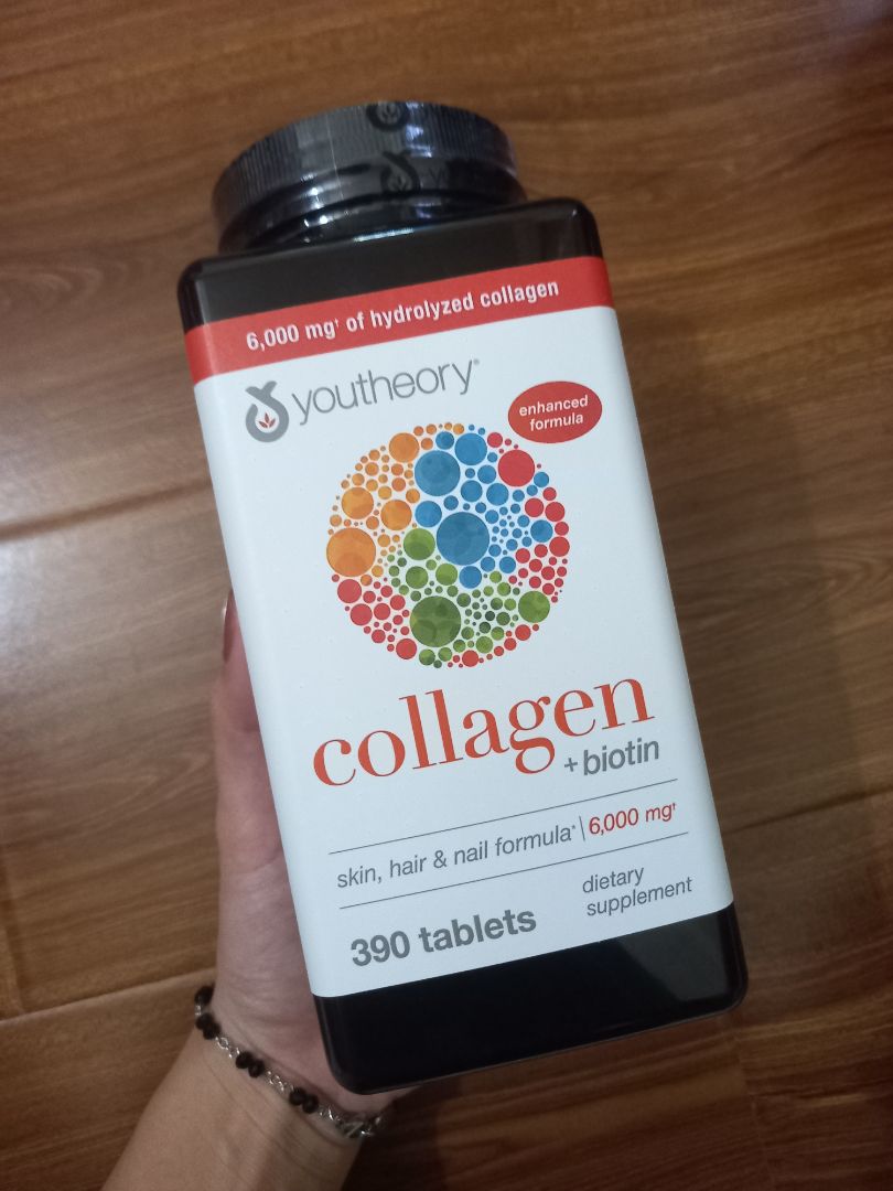 mình đã từng cầm trên tay một hũ hàng giả, và mình có thể thấy đc sự khác nhau với hàng thật, mình hài lòng khi mua hàng tại đây.
-hũ này là nhựa bóng, còn hũ giả là nhựa dởm nhám đầy vết hàn dưới đáy hũ
-miếng seal cũng in tên logo hãng, chữ in rõ ràng sắc nét, đồ giả hình như ko có in chữ logo hãng, trên thân hũ chữ cũng ngay ngắn, nói chung biết là hàng thật
-có các chấm li ti trên thân hũ mà đồ giả ko có
-mở ra có mùi đặc trưng, trên viên thuốc có in logo hãng, cầm viên thuốc dính dính, có màu trắng sữa