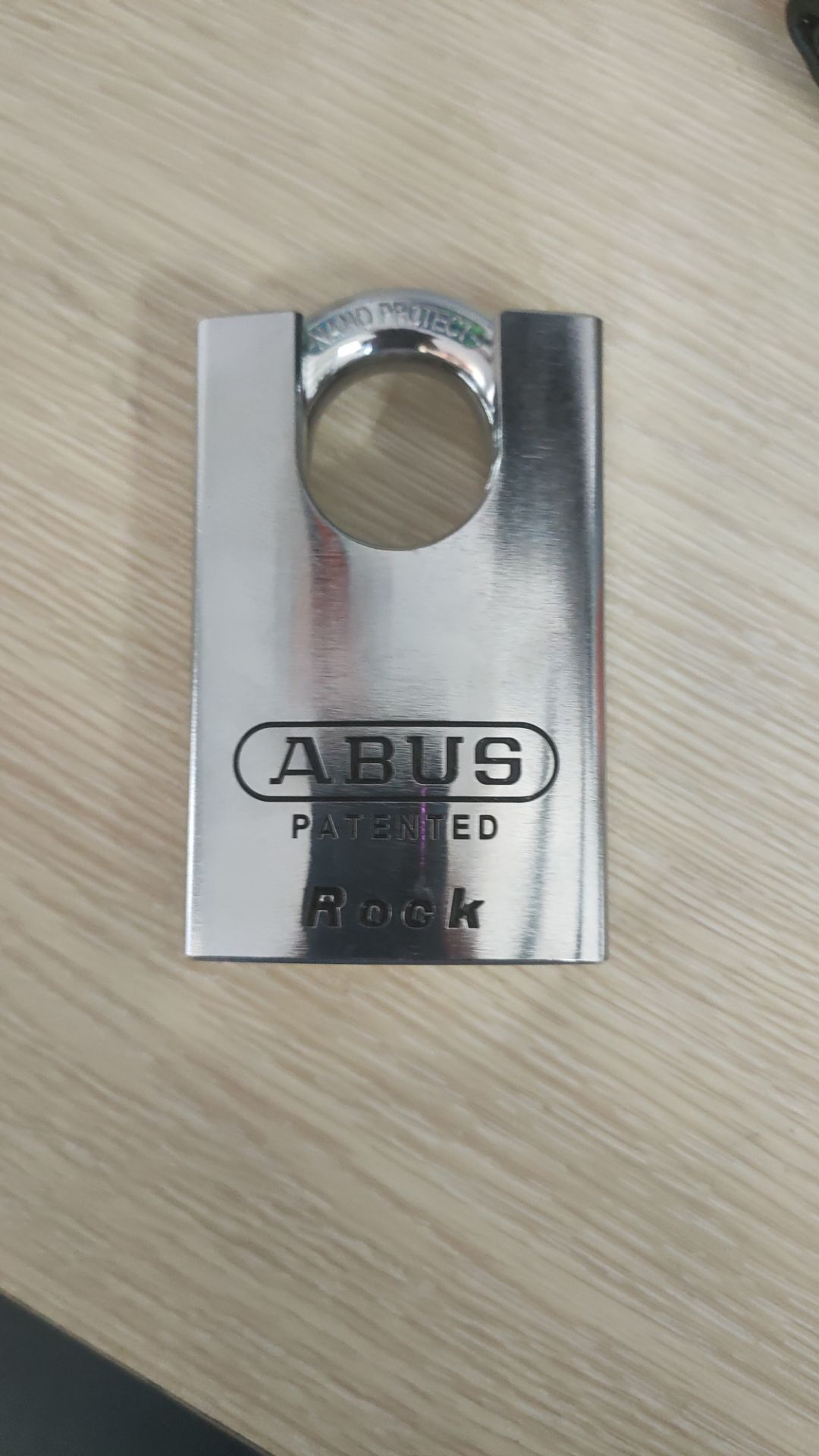 Ổ khoá nặng và đầm tay, nhìn rất đẹp và chất lượng, là loại ổ khoá bi và ngậm chìa. Độ bảo mật thì ko dám chắc vì mình xem trên Youtube thấy người ta mở ổ khoá này rất dễ, chỉ cần móc móc mấy cái là xong. Nên chắc là chỉ đối phó với dân nghiệp dư  đc thôi chứ nếu trúng dân chuyên nghiệp thì ổ khoá này coi như cũng vô dụng.