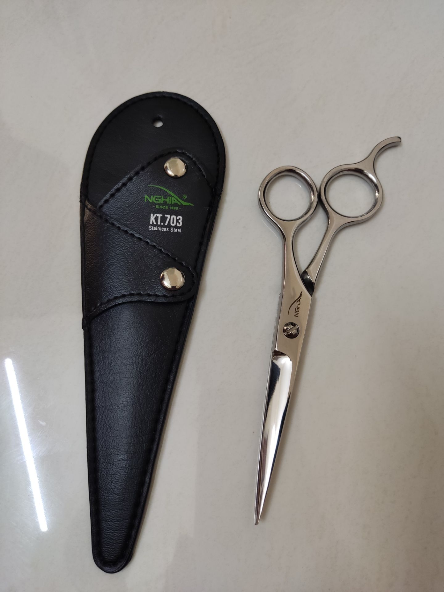 Mua kéo về để cắt tóc tại nhà mùa dịch. Sản phẩm kéo tốt, cắt ngọt. Có bao da đi kèm để đựng kéo, tránh nguy hiểm Mua kéo về để cắt tóc tại nhà mùa dịch. Sản phẩm kéo tốt, cắt ngọt. Có bao da đi kèm để đựng kéo, tránh nguy hiểm