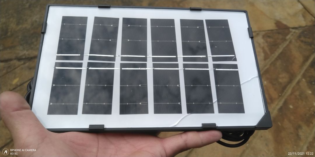 còn vài điều tôi chưa hài lòng về sản phẩm, đóng gói cũng như quá trình vận chuyển. Tuy nhiên đèn có hoạt động và cũng đủ cho nhu cầu của tôi. tôi mua loại 60w nhưng sao diện tích tấm pin chỉ bằng 1/4 cái 100w của hàng xóm.