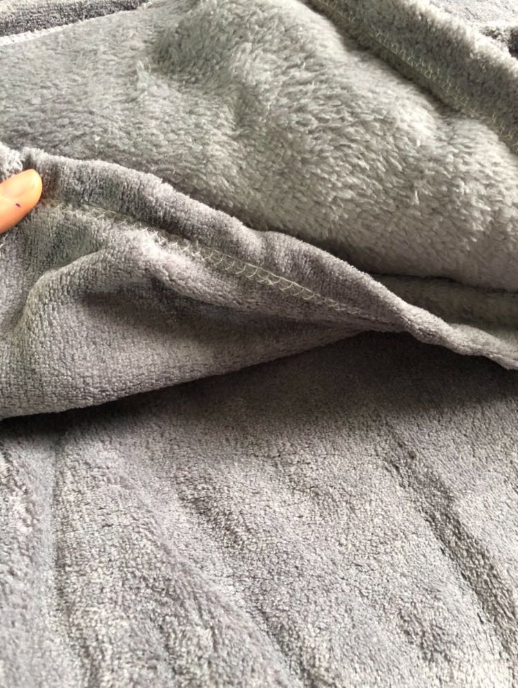 Mình có bộ mền gối văn phòng rồi nhưng vì chúng quá ngắn, lúc nằm cứ bị che không hết nên quyết lên mua thêm 1 cái chăn riêng. Hàng shop chất lượng, cực êm mềm và ấm luôn nha. Đặc biệt là rộng, thoải mái cho bạn nằm xoay chiều các kiểu mà k sợ lộ chân, lộ lưng gì hết. Chị chủ shop cũng tư vấn tận tình nữa. Hàng dk đóng gói gọn gàng, túi zip cẩn thận. Rất hài lòng luôn, cho shop 5 sao *****