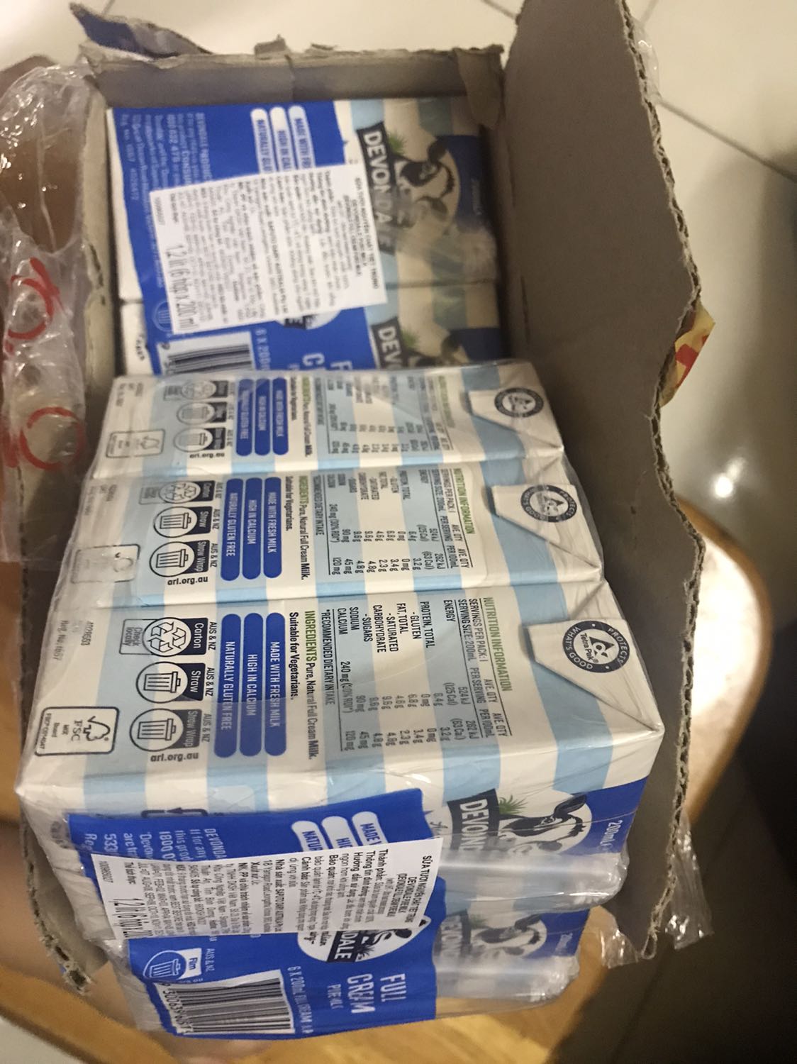 Giao hàng nhanh, seal bảo vệ nguyên, mua nguyên thùng nên tiki ko cần đóng gói, giao hành thấy ko móp méo! Ổn.