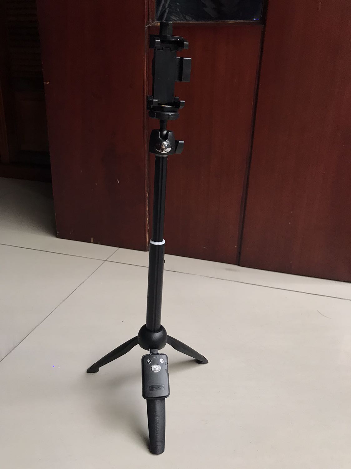 Hơi ngắn 1 chút so với mong đợi nhưng hàng cầm rất chắc tay, chi tiết hoàn thiện tốt so với mức giá. Remote nhạy, kết nối bluetooth nhanh. Có điều remote giao cho mình dùng 2 pin 3v, không phải pin sạc như trên quảng cáo.