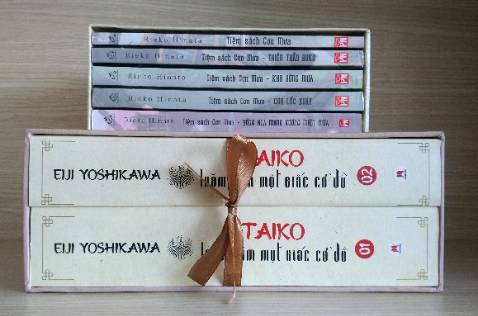 Lần đầu tiên tôi được tiếp cận bộ văn học sử Nhật Bản đồ sộ như thế này. Tiki Now giao sách nguyên vẹn không hư hại gì. Trong box có sợi ruy băng dùng để kéo sách ra rất tiện lợi. Mới lướt sơ qua sách nhưng nội dụng khá là hấp dẫn, trong sách cũng có nhiều hình mình họa màu nữa.