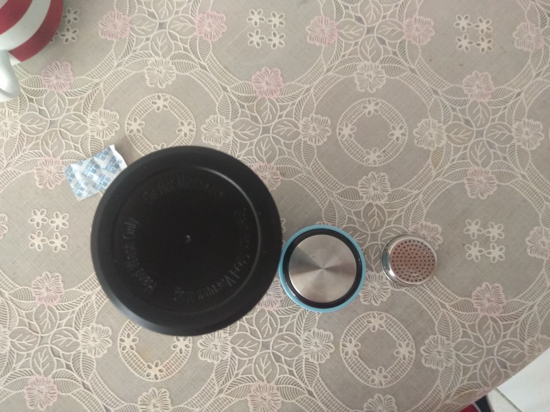 Với mức giá này thì tốt hơn mong đợi. Nhiều khi tốt ngang cái lock and lock. Bên ngoài xanh dương nhìn sang. Thử đổ nước sôi vào thì từ 9h nước sôi tới 6h chiều vẫn nóng bốc khói. 10/10 . Banana for scale