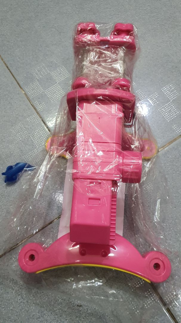 cảm nhận đầu tiên là ok, cho bé viết thử thì thấy thẳng lưng, nhưng cũng phải điều chỉnh độ cao của ghế cho phù hợp