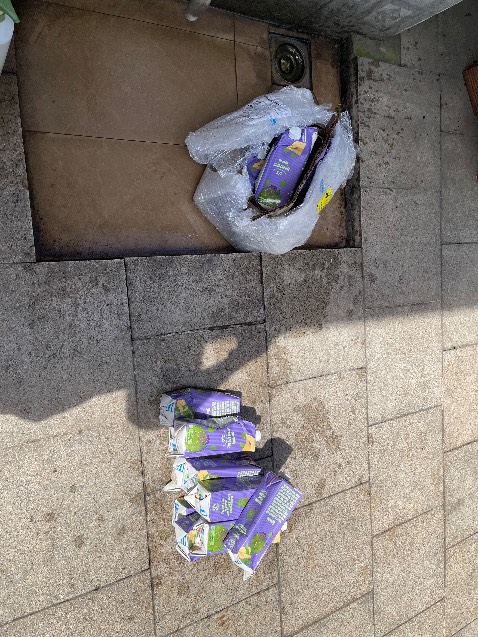 Mua Tiki chắc hơn chục năm rồi, luôn hài lòng về hàng hoá chính hãng, hỗ trợ tốt. Không hài lòng bên vận chuyển bể hết hai hộp dù đóng gói rất cẩn thận. ( ở tỉnh xa ko nên mua dễ bể vỡ)