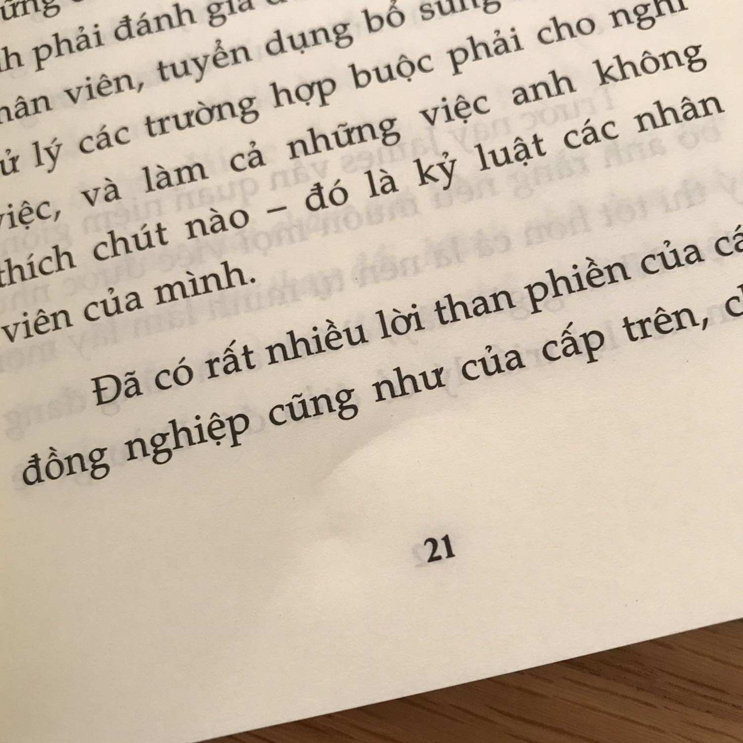 Giao hàng nhanh hơn dự kiến. Sách đẹp, mới, nhưng bìa bị móp sâu vào tới 20 trang do sắp xếp sách trong hộp chưa hợp lý ( vì mình mua tổng cộng 17 cuốn sách). 
Về nội dung thì sách rất hay, không những áp dụng cho quản lý và cấp dưới mà có thể áp dụng cho bạn bè, người trong gia đình với nhau...