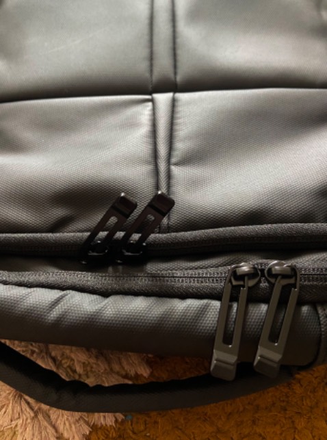 Ba lô được thiết kế đẹp, sức chứa lớn. Vật liệu khá. Dây kéo tốt. May tốt.