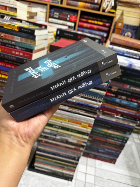 Một cuốn sách hay, sâu sắc, cảm động của tác giả Keigo.

Ẩn chứa sau những vụ án là những câu chuyện đau lòng với nhiều mảnh đời được tác giả lồng ghép, minh họa cho một xã hội Nhật có nhiều mâu thuẫn mà chỉ dùng lý mà thiếu tình thì sẽ chẳng thể giải quyết được vấn đề đang tồn tại.

Án tử hình, nên duy trì hay xoá bỏ?

Một  tác phẩm nặng nề nhưng rất đáng để trải nghiệm.