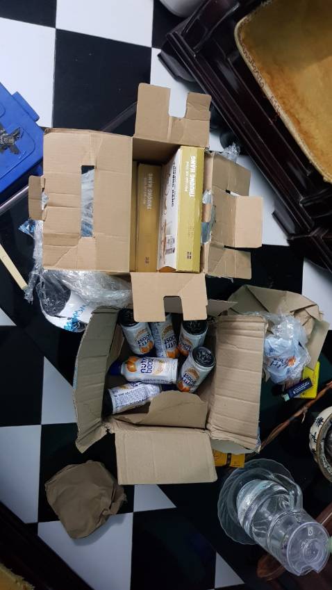 Tiki phải làm rõ vụ này để trả lại công bằng cho khách hàng. Thùng sữa mình từ Hà Nội đặt về quê cho bố mình ở Hải Phòng. Lúc em trai mình mở thùng ra thì chỉ có 6 vỏ chai nutriboost (hàng tặng kèm). Thùng sữa thì bị mất 2 lốc. Đây là lần đầu tiên mình bị vậy. Mình suy đoán lỗi này khả năng là do các bên vận chuyển thôi. Em trai mình thì nói là cho qua vụ nhưng mình thì không. Phải làm rõ vì còn quyền lợi của những khách hàng sau nữa. Sữa mà bị thế này, nhỡ có ai đó bơm hay tiêm chất độc gì đó vào sữa thì sao?! 
Những ai bị như mình cứ mạnh dạn thông báo với TIki nhé. 
Tiki đang hỗ trợ mình để giải quyết vụ này.