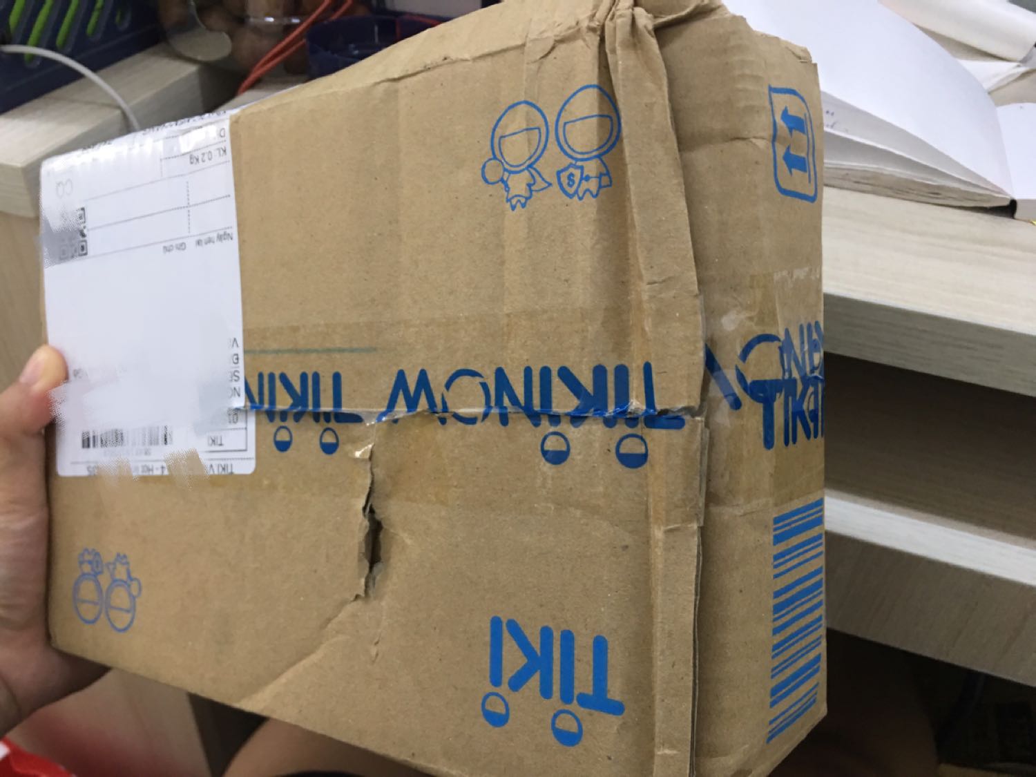 Tôi đánh giá thấp dịch vụ của các bạn.
1. Nhận dc hộp sách bẹp dúm, phần hộp bị rách. Tôi đã định cho qua vì thông cảm cho vận chuyển, hơn nữa đây cũng ko phải hàng dễ bể nên tôi thử mở bên trong ra xem thế nào nhưng bên trong cũng rách bươm phần bao bì. May mà sách ko sao. 
2. Nội dung thì để là "Tặng 3 bookmark như hình ngẫu nhiên". Tôi thì thấy ngẫu nhiên thật, nhưng nó KO NHƯ HÌNH! Và rêu rao là tặng 3 nhưng thực chất chỉ có 1!!!
Vậy các bạn đăng tặng làm gì khi ko tặng đúng cái mình đăng? Thà là ko tặng thì người mua hàng như tôi còn đỡ bực. 
Mong Tiki xem lại đối tác.