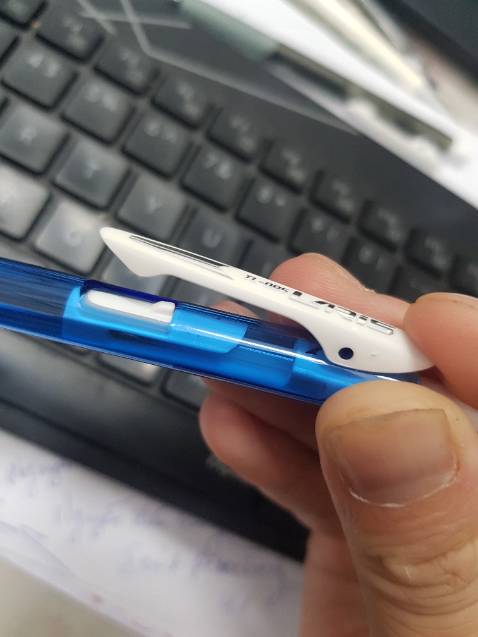 Ok đó. Cài bút vào túi áo thì bật cái nẫy ra, ngòi tự thu vào