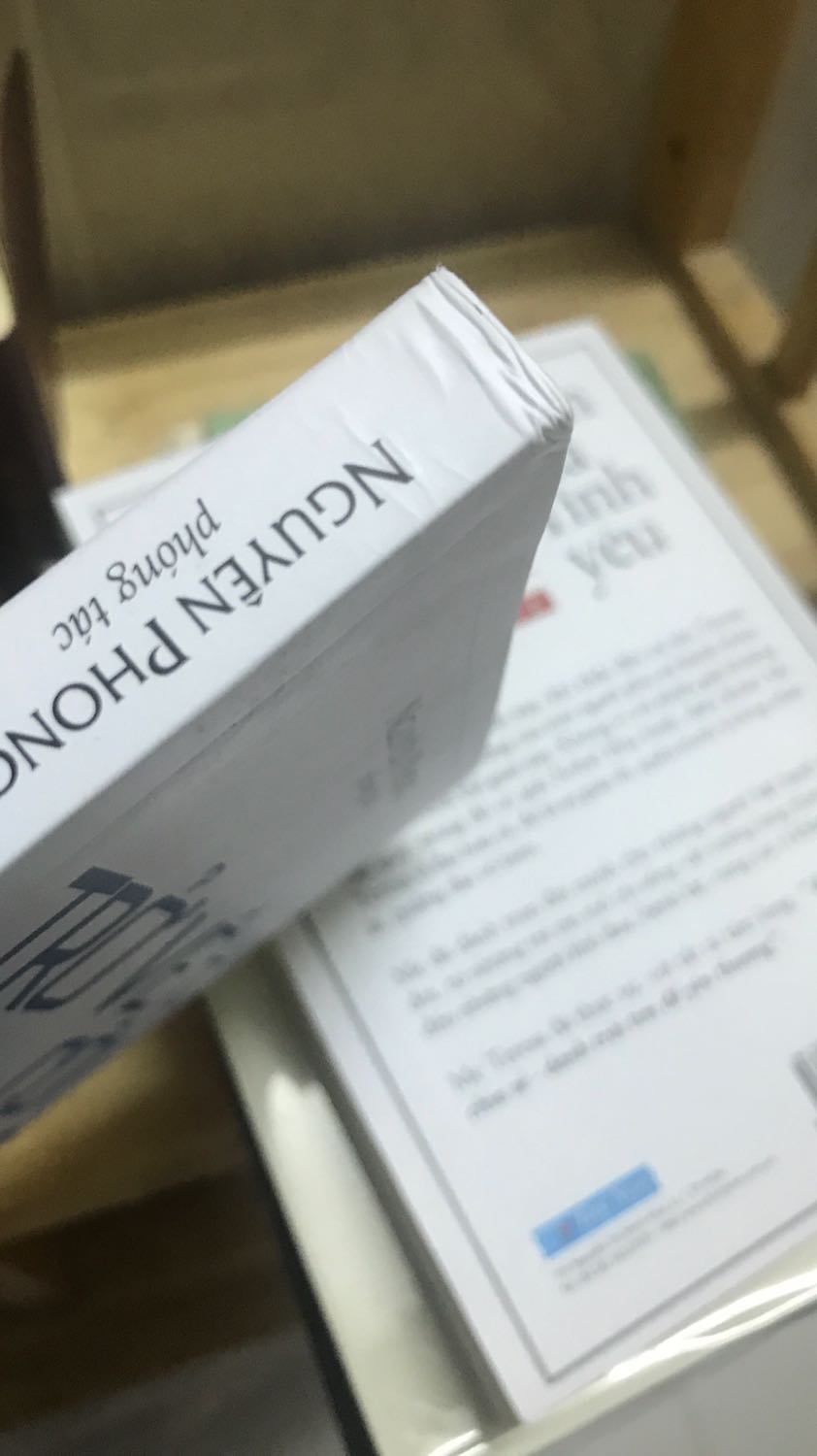 Mua sách, tôi biết là đã được giảm giá, nhưng xin làm việc có tâm hơn, sách giao đến nhà bị móp, rồi vết bẩn. GIÁ TRỊ CỦA SÁCH CÒN ĐÂU. 
Mong tiki, nhà cung cấp sách và dịch vụ giao hàng làm việc có tâm hơn. Xin cảm ơn