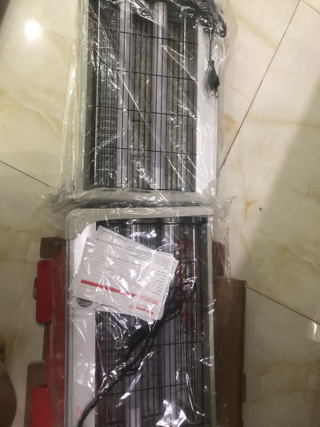 Tôi mua 2 máy bắt muỗi điện quang. Shiper k cho kiểm hàng trước khi nhận. Yêu cầu chuyển tiền lấy hàng rồi kiểm.
Kiểm tra: 1 máy bị bể nút nhựa cài thanh sắt
Máy 2 : hư công tắc bật, nằm yên vị trí , k bật qua bật lại được