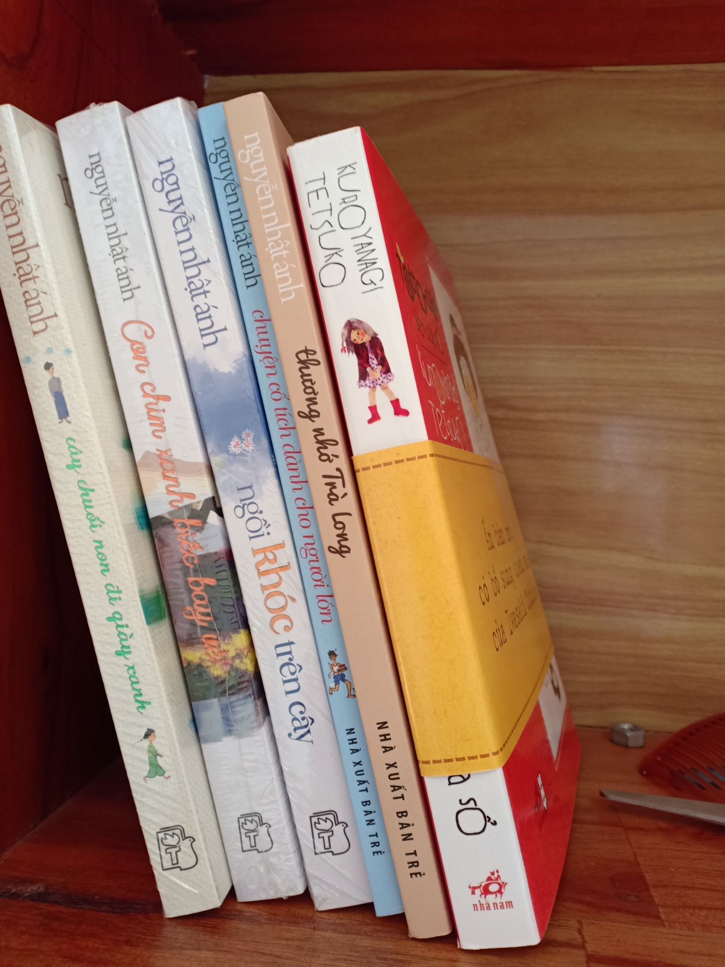 Sách mới thơm nức mùi. Nhận hàng trong sung sướng các bác ạ, tiki giao hàng nhanh, quà tặng post card dễ thương. Truyện của NNA thì hay khỏi nói rồi