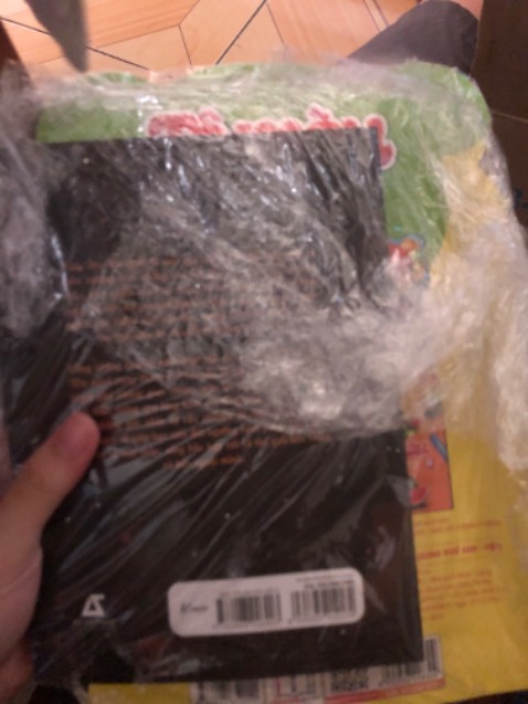 Mình mới đọc 2 chương đầu nhưng tác giả đưa mình đến với những điều khá thú vị. Ấn tượng với những câu, đoạn thơ của tg nữa:)
 I am the past, the present, the future
 I am the body, the soul, the mind
 I am in the mirror when i look
 I am the universe I defind.

Nhma  bên cạnh đó thì sách mình in bị sai tên chương (ở chương 4)