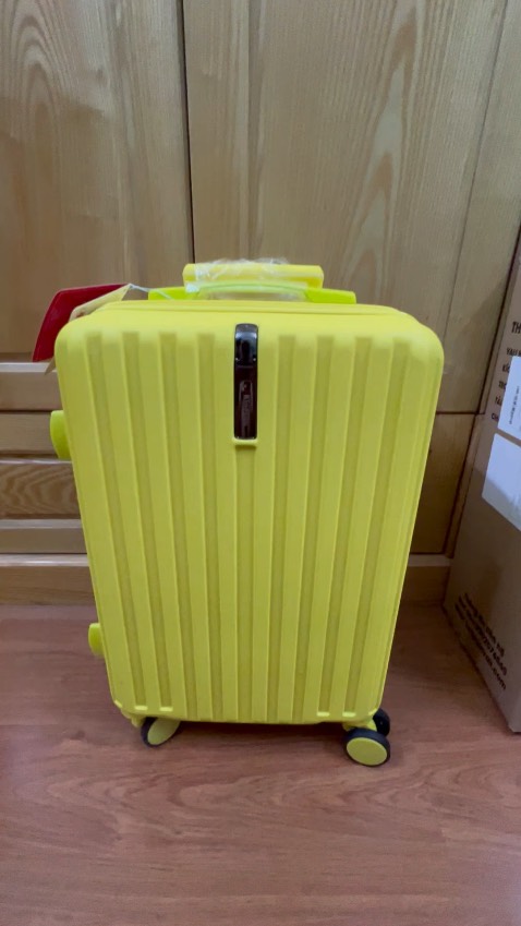 Vali rất đẹp và chắc chắn, màu sắc cũng đẹp. Quá ưng ý. Vali đẹp vậy mà giá rẻ ghê. Cảm ơn shop. Cảm ơn Tiki đã giao hàng vô cùng lịch sự, chu đáo ❤️