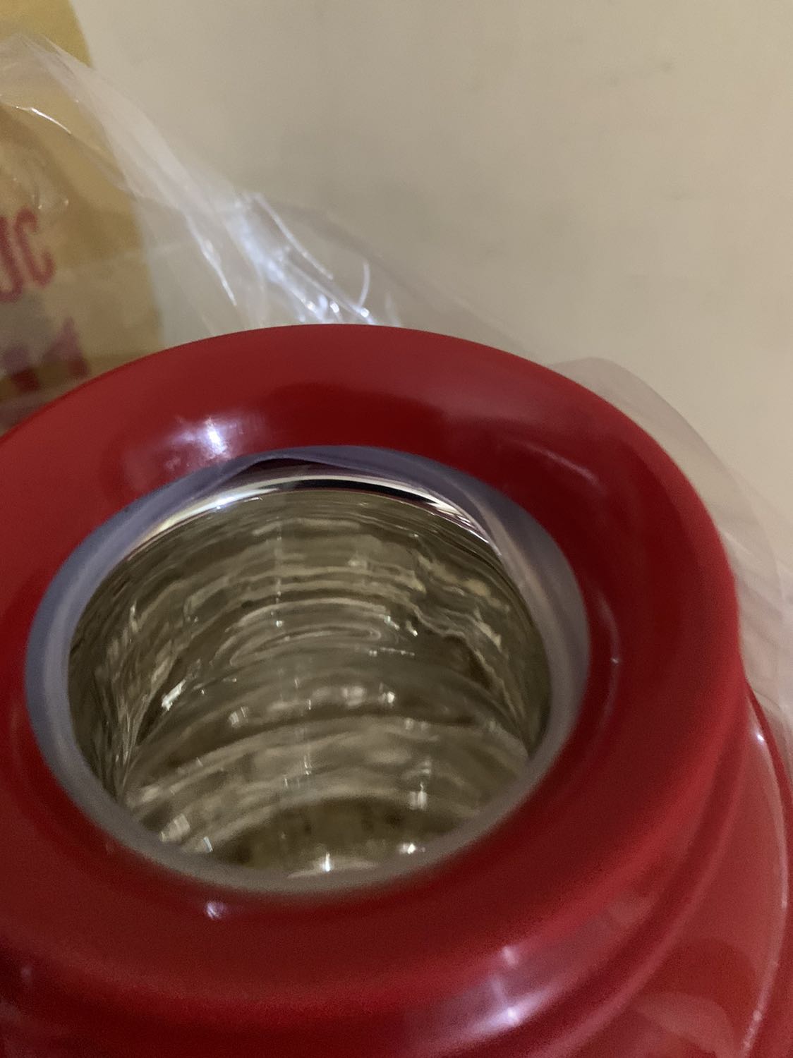 Tôi ặt màu xanh, giao màu đỏ. Cron nhựa miệng phich nuớc lắp không chuẩn (bị hở). Khi rót nuớc sẽ chảy vào giữa ruột và vỏ bình vả đọng lai trong đó. Tôi không đồng ý phích này, yêu cầu giao lại cái khác hoặc hoàn tiền