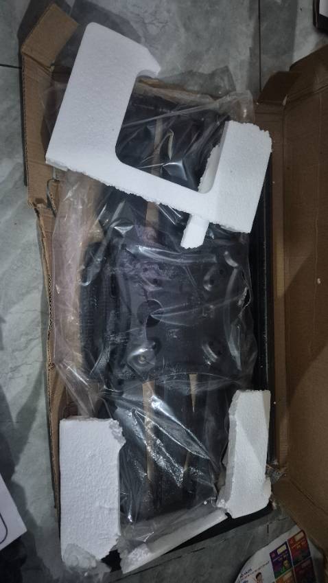 Giao hàng k đúng còn bị rách