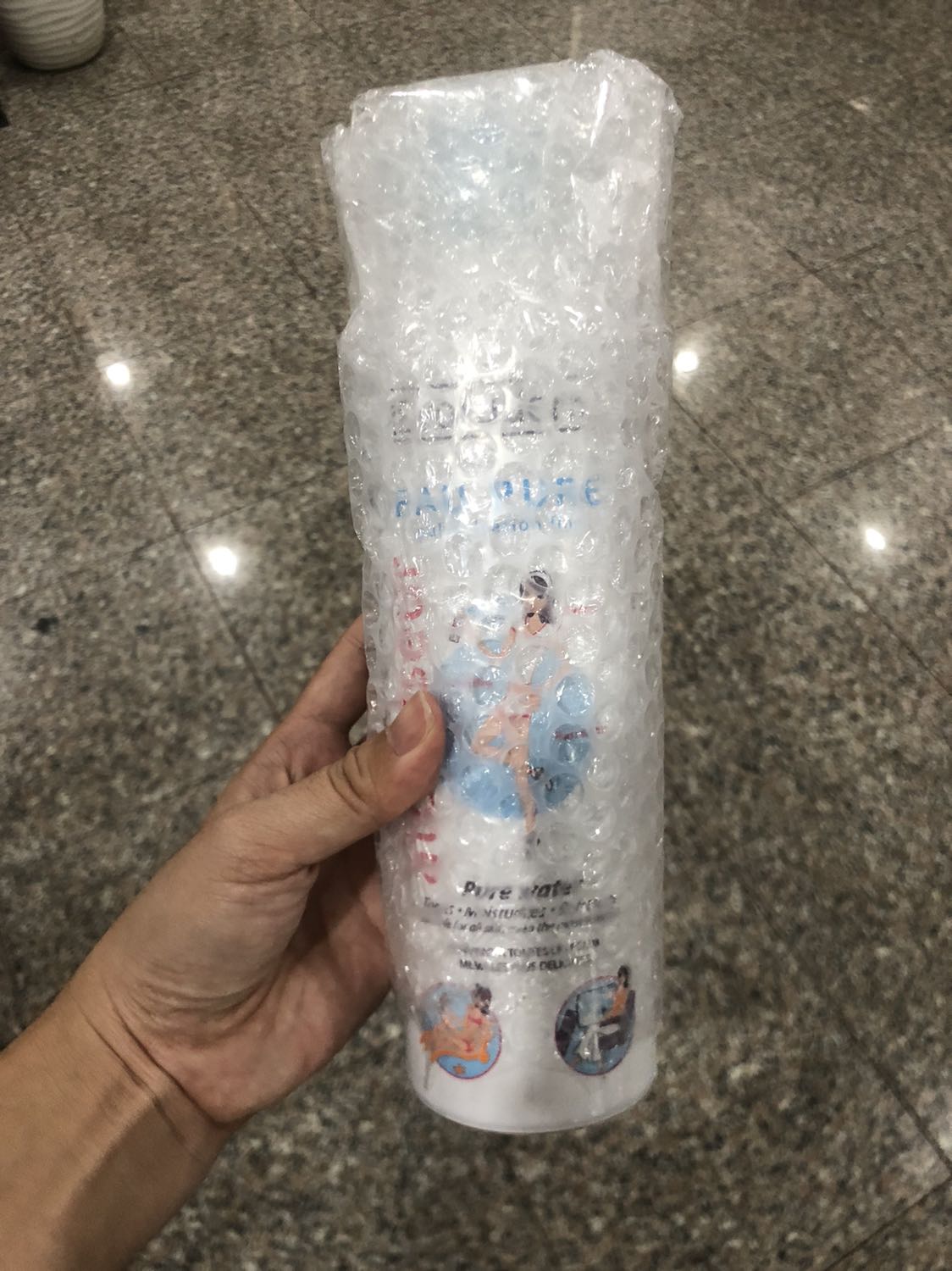 Shop đóng gói hàng kỹ. Date còn xa. Sản phẩm này xịt dưỡng ẩm tốt lắm nhé. Xài vào mùa đông là phải biết