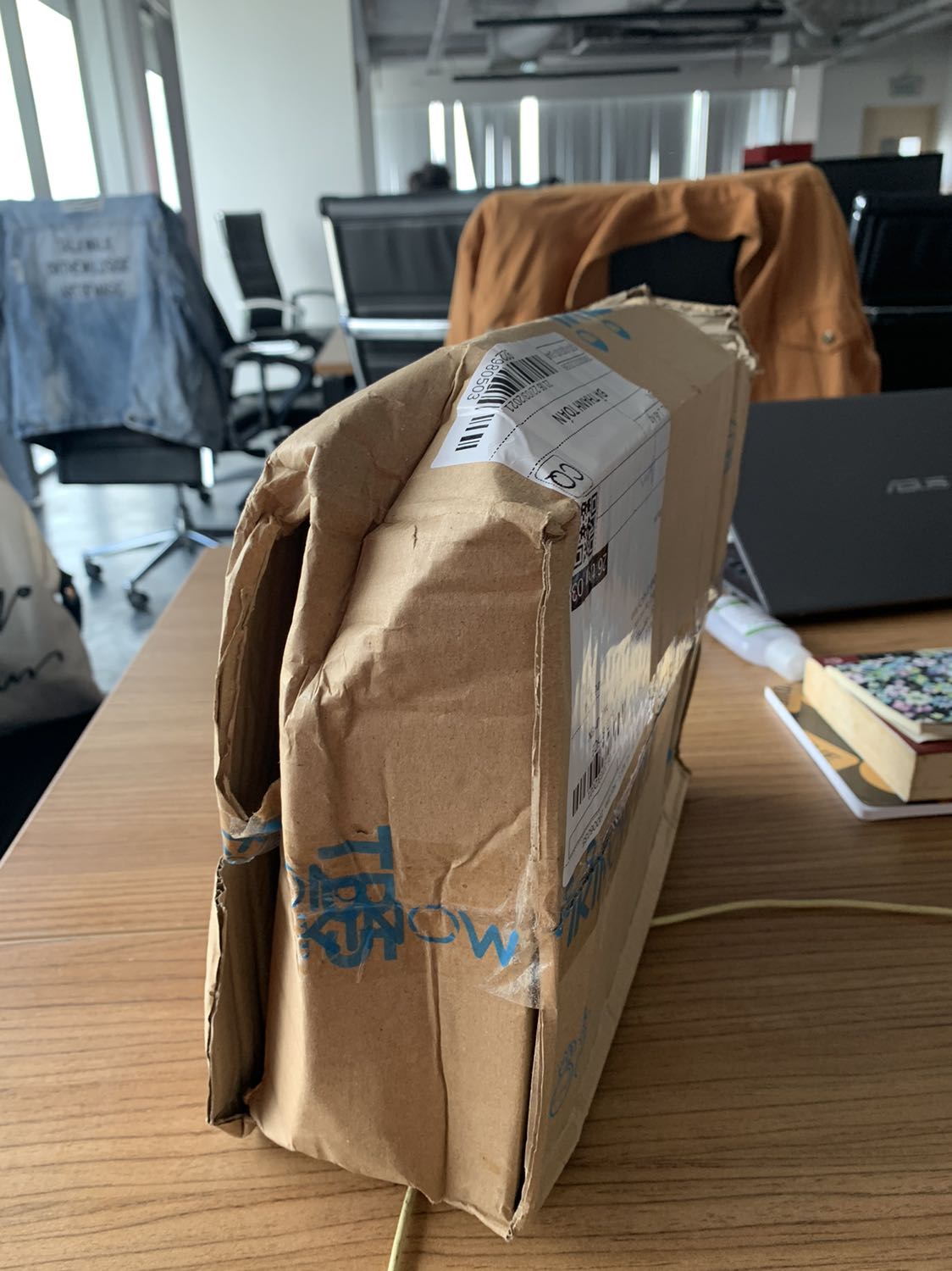 Tiki giao một kiện hàng mà không thể chấp nhận được, hộp thì méo mó, còn bị xé 1 lỗ rất to, may là sách bên trong không bị gì