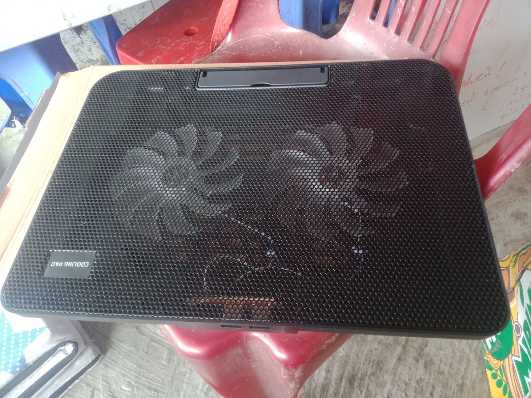 giao hàng khá chậm nhưng đóng gói rất chặt chẽ, tuy nhiên phần bọc ngoài nên cho đệm gì đó để tránh cho có vật nặng đè lên. Nhưng sản phẩm đưa đến không bị ảnh hưởng nên không sao.

về phần sản phẩm, nhẹ gọn dễ dàng cầm đi, nhưng quạt thì lực quạt nhỏ ứng chừng kiểu man mát chứ không mạnh lắm, bật lên thì có đèn. Vì mới nhận nên chưa sử dụng nhiều nên không thể đánh giá chất lượng sử dụng có bền hay không cho sau này, qui chung cũng tạm ổn nên 4* vì k hài lòng với lực quạt cho lắm