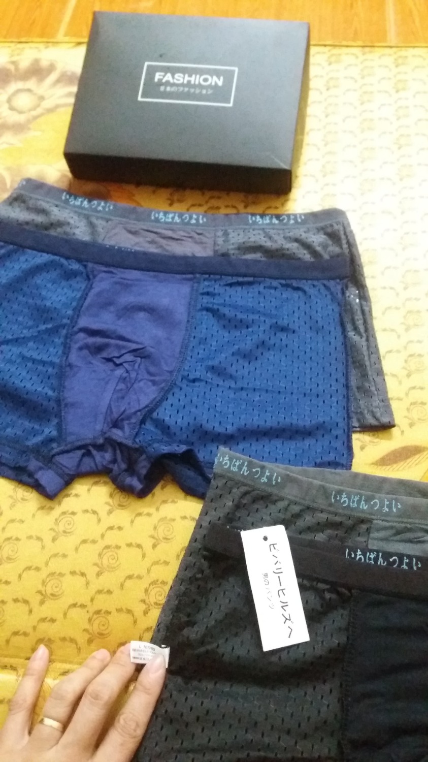 Tôi vừa nhận được hộp quần sịp đùi nam thông hơi. Về chất lượng thì OK.
Tôi đặt mua hộp 4 quần size XL, khi nhận hàng thì có 2 quần size XL còn 2 quần size L!?
2 quần size L ko vừa, giờ mất tiền mà bỏ đi sao?!