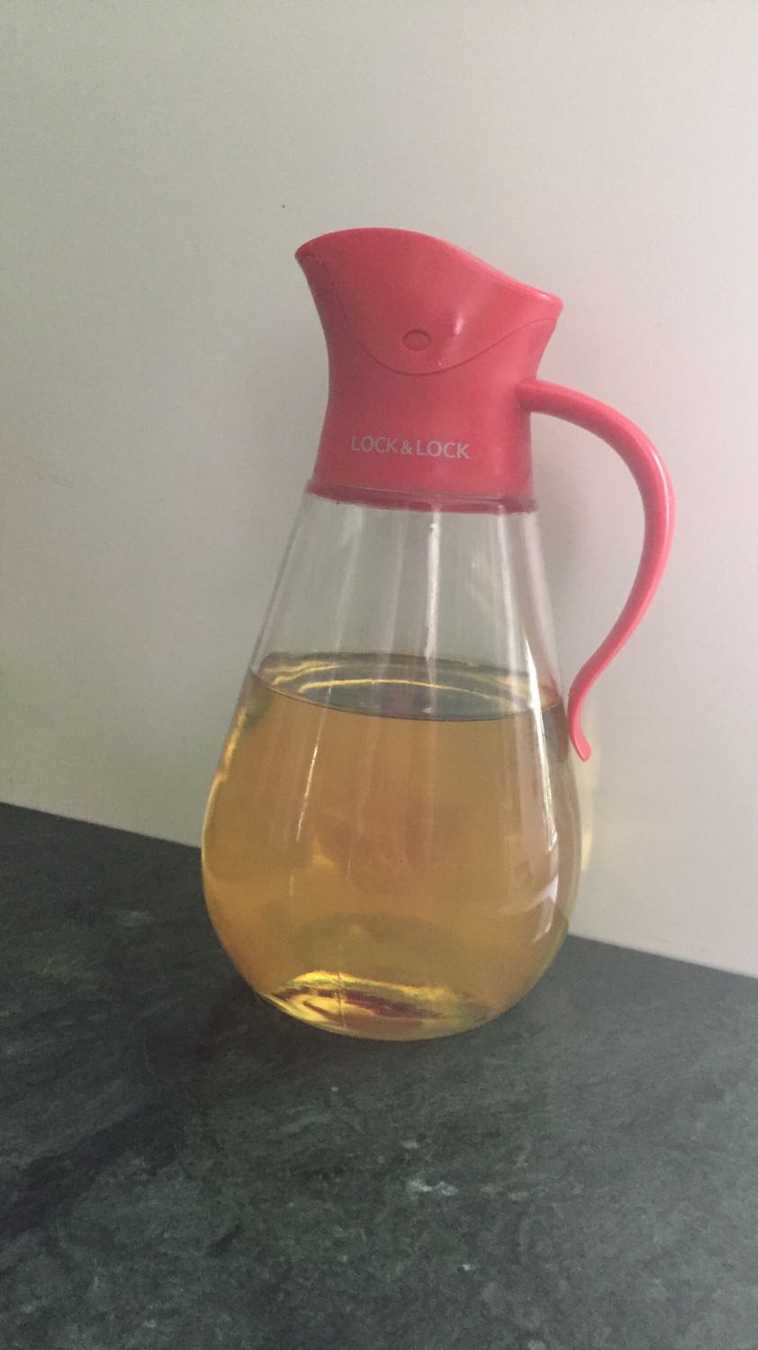 ui rất thích bình này, tiện dụng cực kì vì thao tác đơn giản không vặn/nắp lại gì cả, nghiêng là tự mở tự đóng rồi! bất lợi có thể là do ko vặn nên sơ suất có thể đổ, tuy nhiên thiết kế thuỷ tinn nên khi dùng mình cũng đã chuẩn bị sẵn tâm lý cẩn thận. 5 sao nha