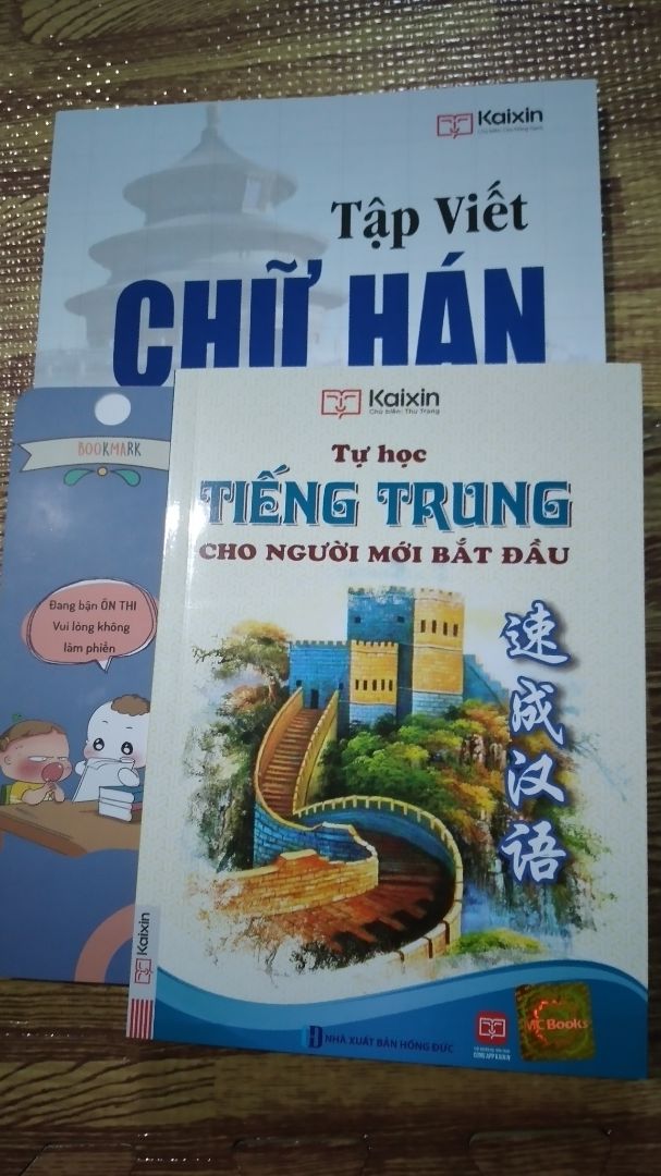 Okla lắm mn ạ.Lúc mk mua thì MCBooks sale 40%. Có mã QR để quét nhận file nghe và video học cùng nữa. Book mark thì cute phô mai que
Mà hơi ngoài lề xíu là lúc nhận hàng thấy cái hộp nó kì kì, mở ra ms biết là MCBook đóng gói ngược. Sao mk thấy cái lỗi này nó đáng iu ghê?