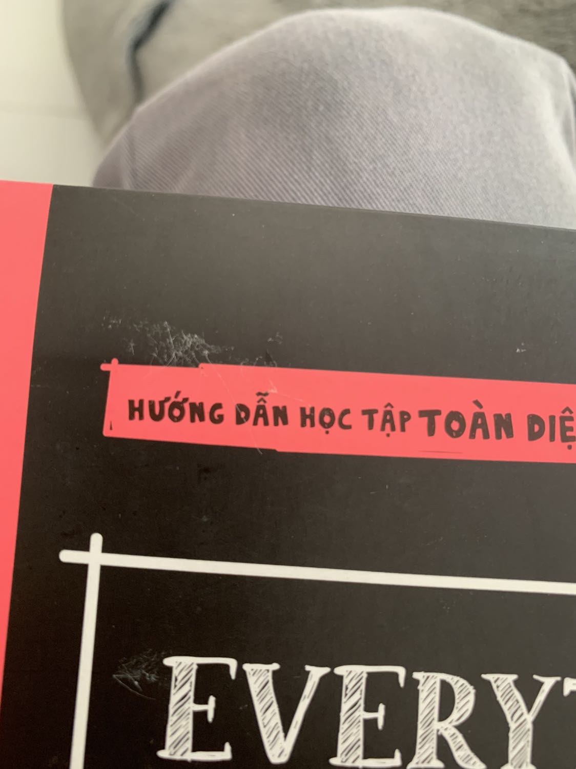 Hơi dính keo dính lông xíu nhưng mà không thành vấn đề, sách mở ra xem như một cuốn vở có màu hơi bị đẹp, nhìn là có hứng muốn học lắm