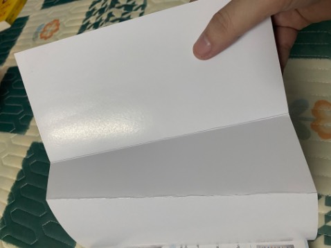 Mình yêu sách và giữ sách rất kỹ, vậy mà nhà sách đã không có dịch vụ bọc bìa rồi mà còn chọn một quyển nhăn gãy bìa gửi cho mình. Vừa mở đóng gói là một trận thất vọng trào lên. Mình yêu sách và giữ sách rất kỹ, vậy mà nhà sách đã không có dịch vụ bọc bìa rồi mà còn chọn một quyển nhăn gãy bìa gửi cho mình. Vừa mở đóng gói là một trận thất vọng trào lên.