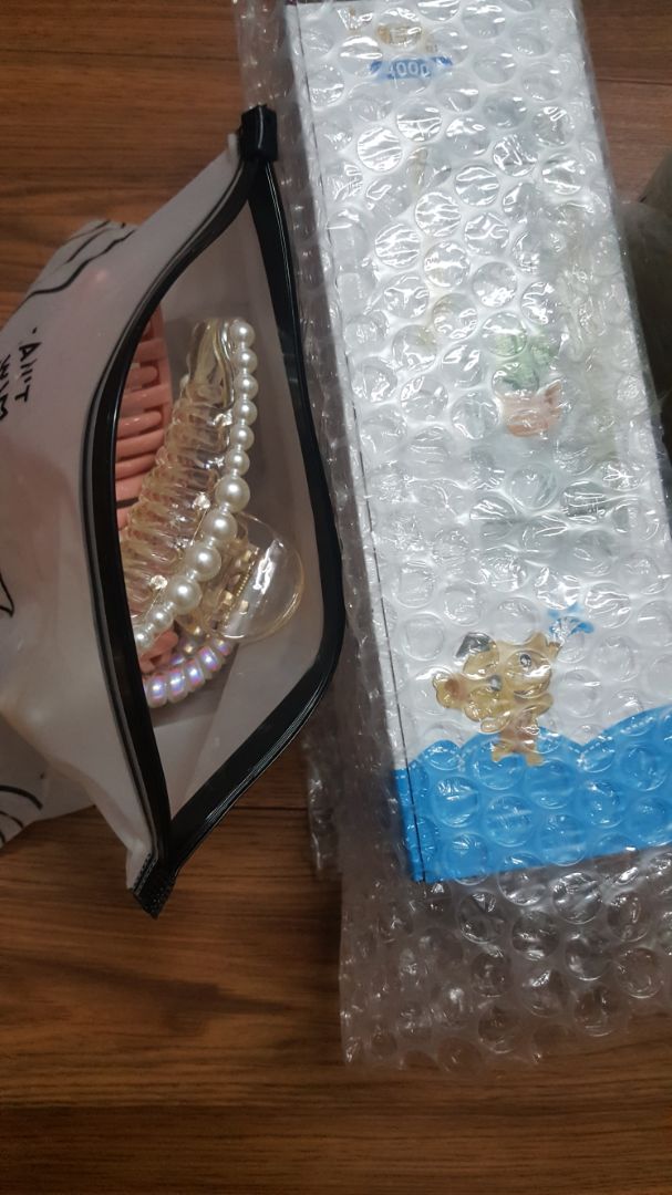 mua 2 bình nước + bộ kẹp tóc . shop gửu thiếu 1 bình nước . rất thất vọng . yêu cầu trả lại hàng đủ