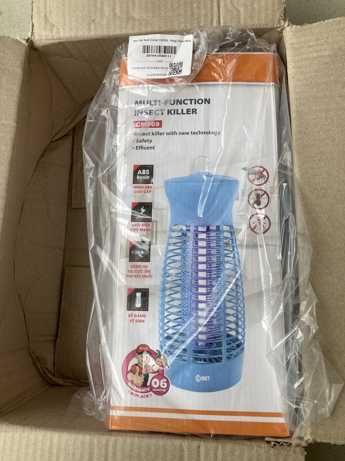 Mẫu mã đẹp. Tiện dụng, có vẻ an toàn với trẻ nhỏ, tuy nhiên thiết kế các lỗ nhựa bảo vệ cần nhỏ lại về diện tích trống để đảm bảo an toàn tối đa với trẻ nhỏ khi không đưa tay vào trong được.
Có dây buộc dư bên trong nên lo ngại lâu ngày lưới bên trong nóng hoặc muỗi vào sẽ truyền/ bắn điện làm cháy dây dư này gây nguy hiểm.