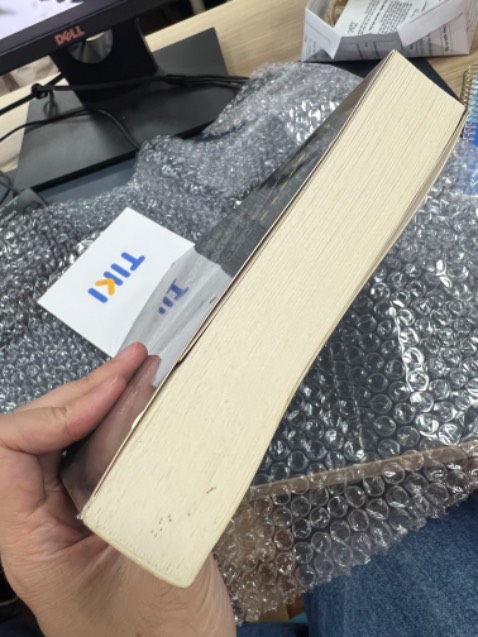 Lần thứ 2 mua mấy quyển xuất bản lâu rồi nên cũng đỡ sốc hơn lần 1 🤣  sách vẫn mới, chưa được dở nhưng bẩn và có vết ố nhẹ
