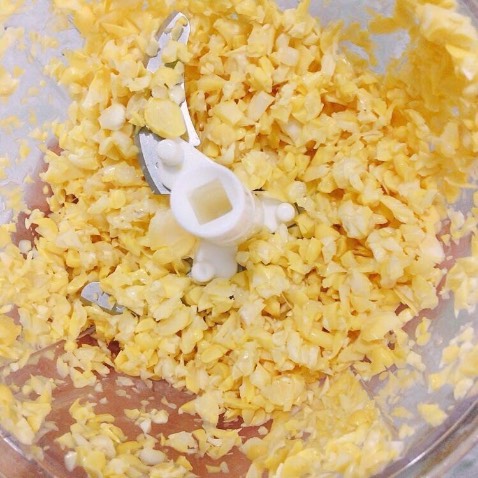 Xay thực phẩm tiện lợi dễ sử dụng giá cả hợp lý, sản phẩm chất lượng, lưỡi dao bén ngọt, khi vệ sinh nhớ cẩn thận xíu. Hàng chắc chắn, mẫu mã đẹp. Có 3 dung tích từ bé đến lớn để lựa chọn, nắp hộp đóng rất chặt có khấc cố định, đáy hộp có chống trượt nữa. Nói chung là rất ưng ý!