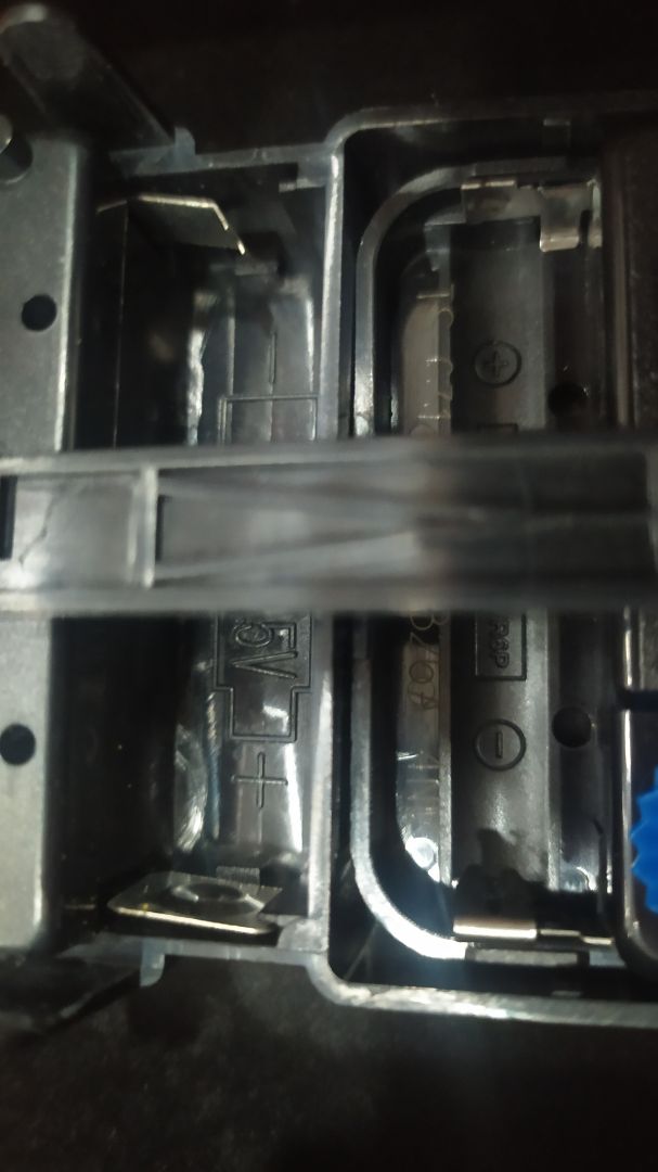 đồng hồ có mặt kính, quả lắc có lắc. giống hình. Tuy nhiên giao hàng chốt pin bị gãy