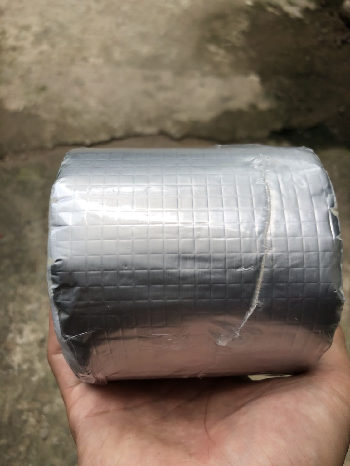 Dán dính thì OK tuy nhiên ở những chỗ áp lực hơi lớn thì chịu không được, dán rồi có thể tháo được, dính hơi chắc thôi. Mình rọc chai nước ra rồi dán lên, cho nước vào thì okie, còn bóp chai nước thì xì, vá nệm hơi thì chịu không được, vẫn bị xì