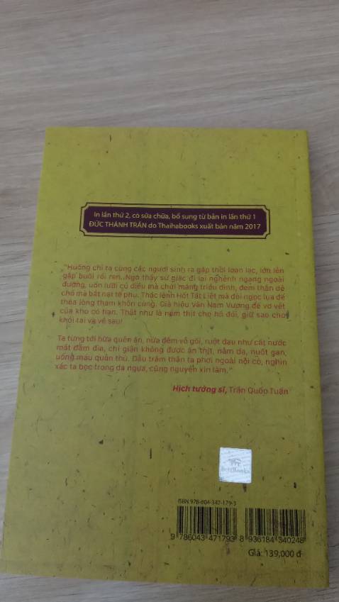 Giao hàng nhanh, sách đc đóng gói kỹ. Nội dung cũng khá thú vị và lôi cuốn, đọc xong trang này là muốn lật sang trang khác liền. Bản thân mình là một người yêu thích lịch sử nên quyển sách 200 mấy trang thật sự ko nhằm nhò gì vs mình hết á. Đọc hết cuốn sách cộng thêm thời gian suy ngẫm, tưởng tượng chắc 2 ngày là xong rùi (^^*)