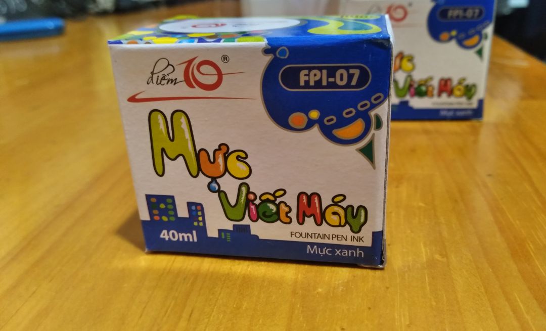 Mực đúng như miêu tả. Có 6 hộp đầy đủ, mực viết trơn, màu đẹp và thấm nhanh. Ngoài ra hộp đựng bằng nhựa  nên mực đỡ đổ ra hơn so với các lọ mực bằng thủy tinh. Giá khá là mềm, đáng tiền với cả số lượng và chất lượng. Mực đúng như miêu tả. Có 6 hộp đầy đủ, mực viết trơn, màu đẹp và thấm nhanh. Ngoài ra hộp đựng bằng nhựa  nên mực đỡ đổ ra hơn so với các lọ mực bằng thủy tinh. Giá khá là mềm, đáng tiền với cả số lượng và chất lượng.