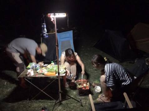 Xếp gọn được, nên mua 1 cây để treo đèn soi sáng chỗ ăn uống chứ trước toàn treo trên xe hoặc để bàn bất tiện, có cây cố định xuống đất không sợ bị đổ ngã, shop tư vấn quá nhiệt tình.